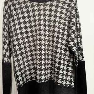 LuLaRoe Houndstooth Tammy Sweater. Grey. Size M.